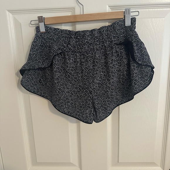 Black and white lululemon shorts - Picture 4 of 5